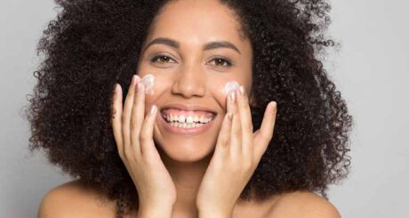 Expertenzusammenfassung: Berühmte Dermatologen enthüllen ihre besten Hautpflegeroutinen