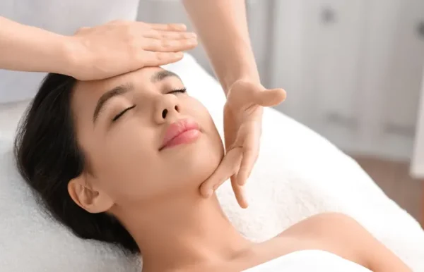 Gesichtsmassage 101: Techniken, Vorteile und wie man strahlende Haut bekommt