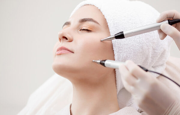 Les soins du visage Hannibal Lecter ajoutent un choc électrique pour un éclat de jeunesse – mais est-ce sûr ?